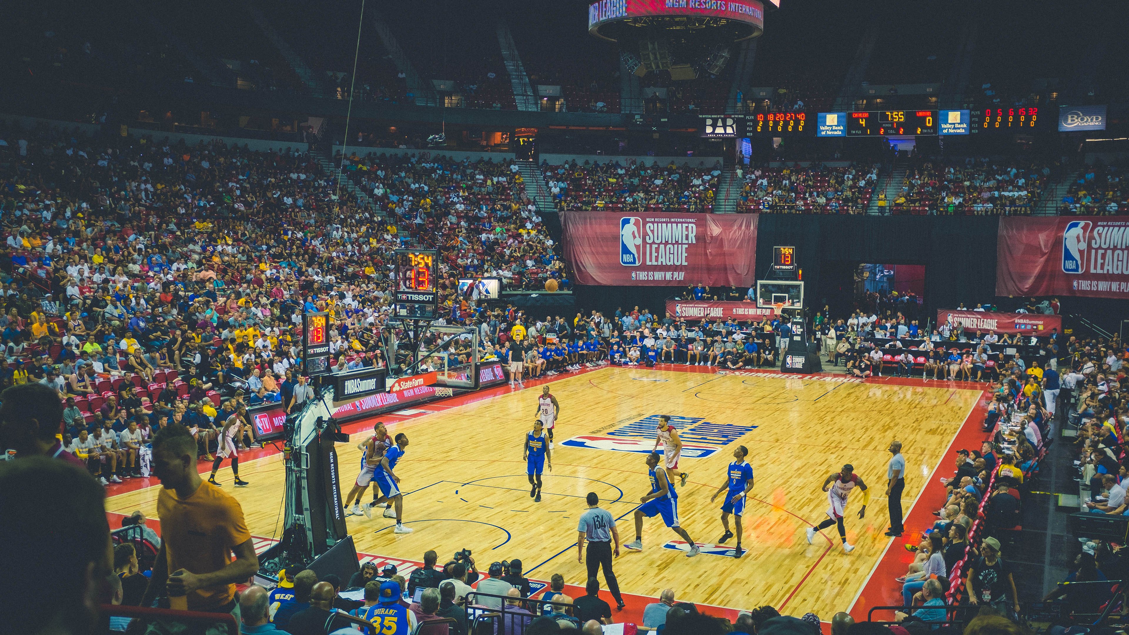 开云体育-深圳队血拼掘金，詹姆斯对手完全无解，当东方坚韧遭遇西方天赋的篮球哲学碰撞